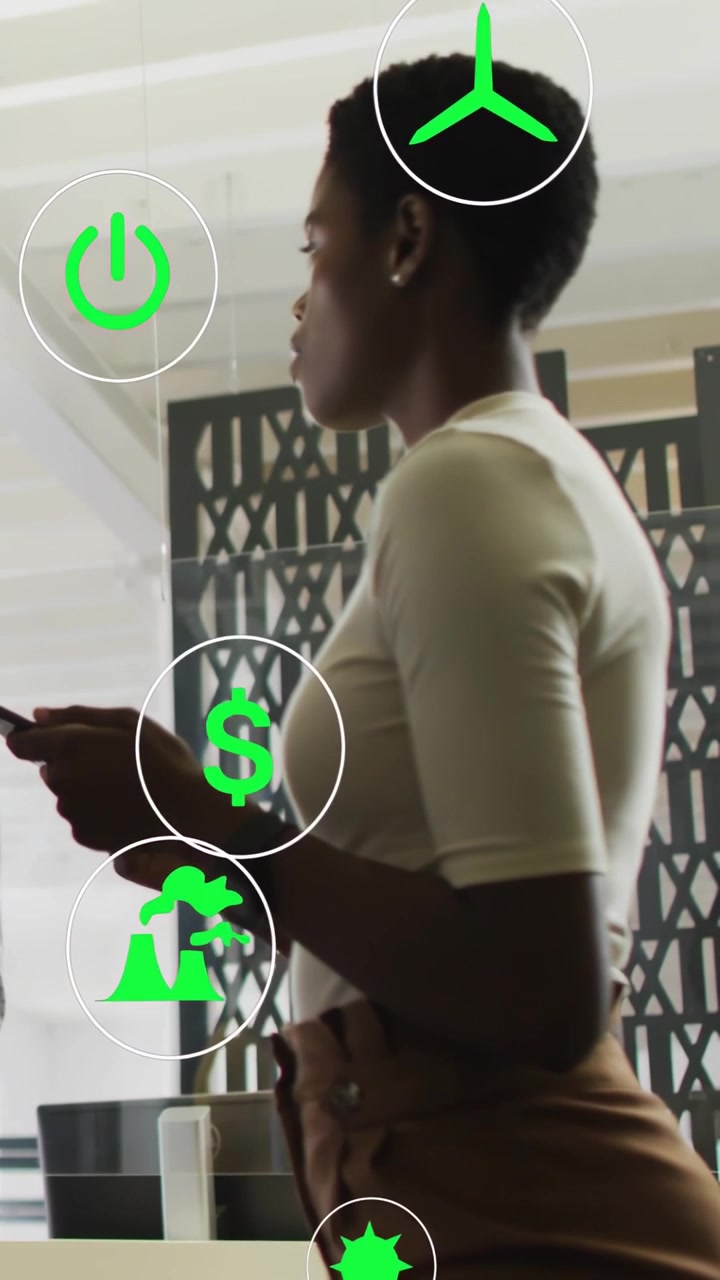 Video verticale: Donna che usa il telefono vicino a un vetro, causando il raggruppamento di icone AR verdi e controllando l'energia.