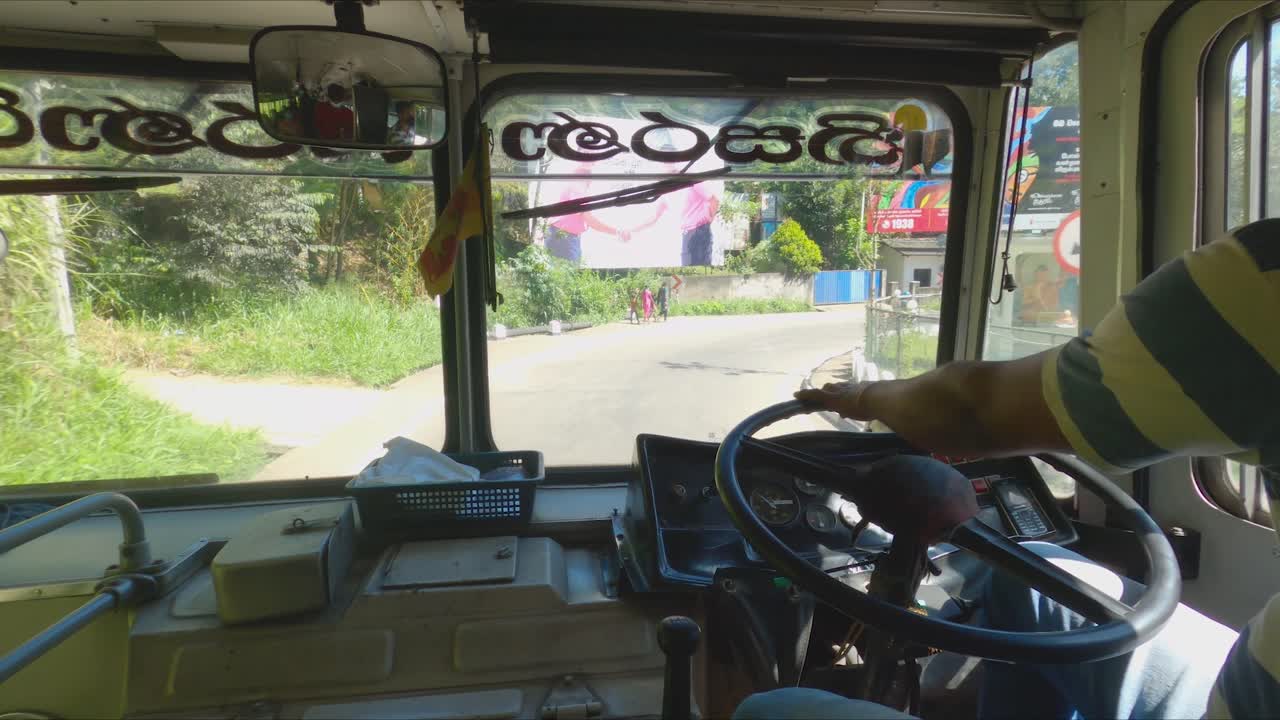 toma de punto de vista del hombre conduciendo un autobús a través de caminos rurales en sri lanka