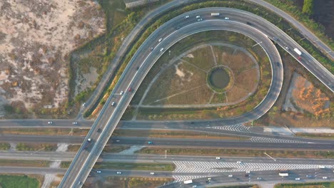 tráfico aéreo de carreteras de circunvalación, autopistas, autopistas y autopistas durante el día. transporte público o concepto de vida de la ciudad de cercanías