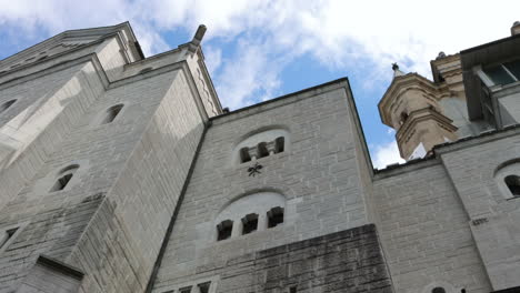 Historisches-Denkmal-Schloss-Neuschwanstein-In-Schwangau,-Deutschland---Niedriger-Winkel