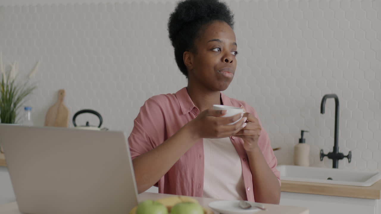 mujer disfrutando de un descanso para tomar un café en casa