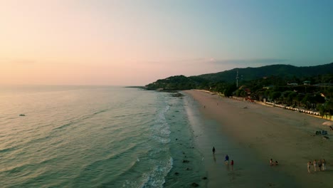 Imágenes-Cinematográficas-De-Drones-De-Naturaleza-Cinematográfica-De-4k-De-Una-Vista-Aérea-Panorámica-De-Las-Hermosas-Playas-Y-Montañas-En-La-Isla-De-Koh-Lanta-En-Krabi,-Sur-De-Tailandia,-Durante-La-Puesta-De-Sol