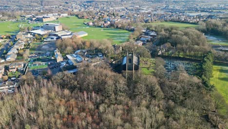 Filmische-Luftaufnahme-Der-Kirche-St.-Johannes-Der-Evangelist,-Dewsbury-Moor,-Großbritannien