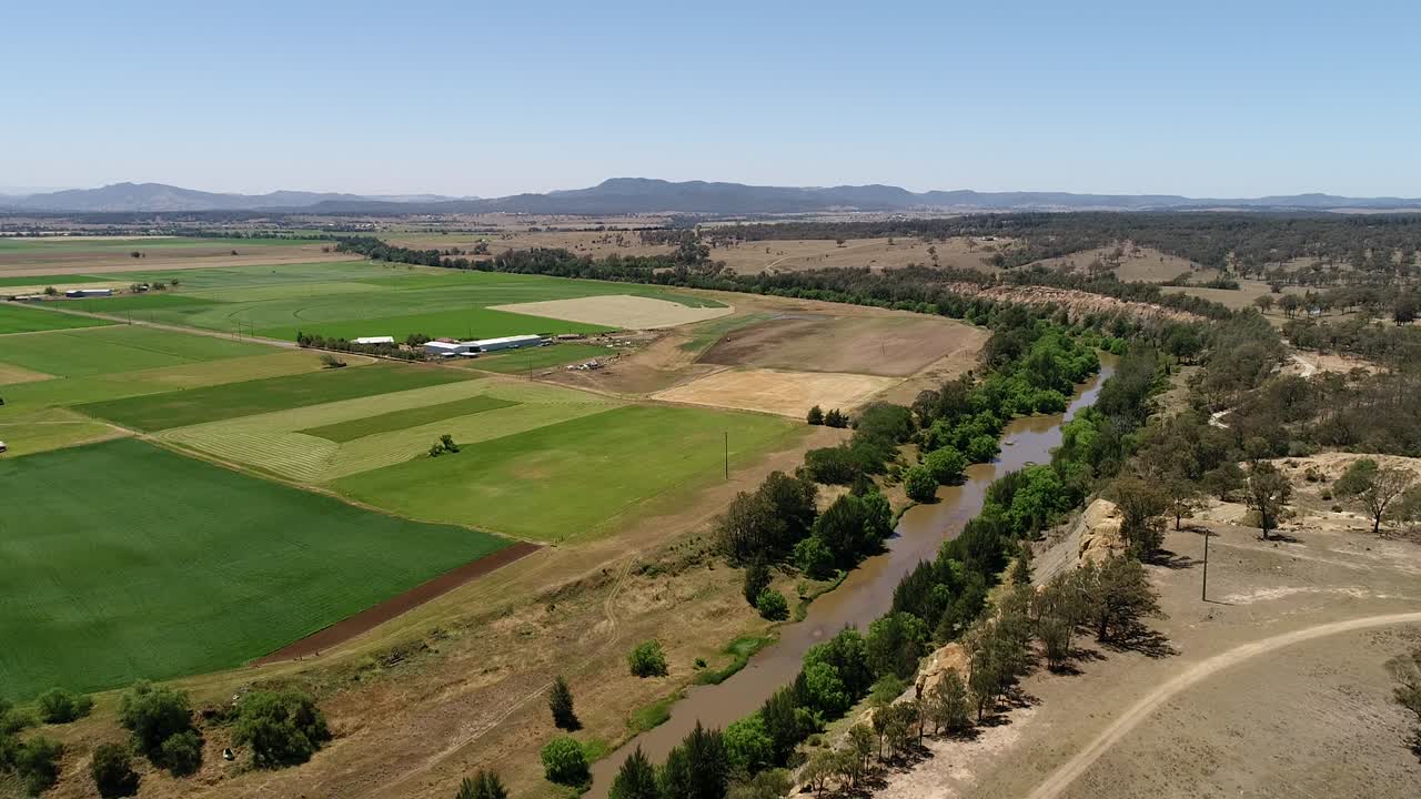 el río verde de las granjas de vuelta