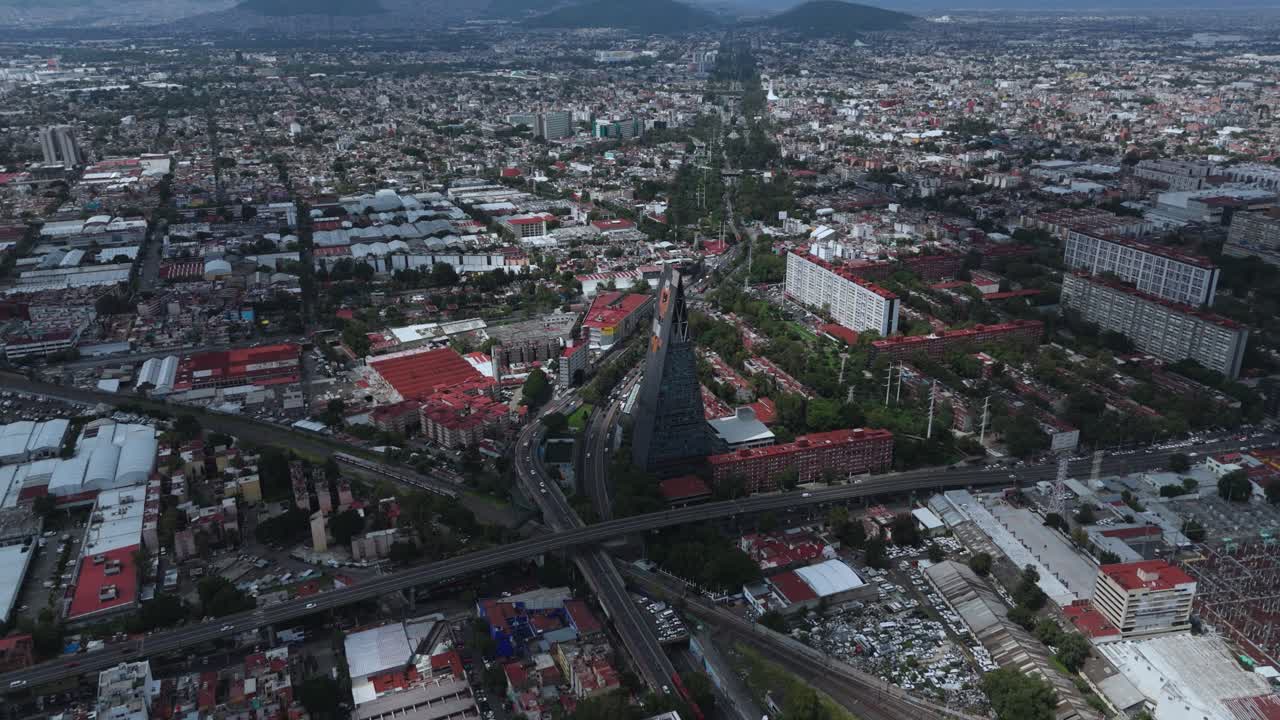Ripresa elevata della Torre Banobras a CDMX, filmata da un drone.