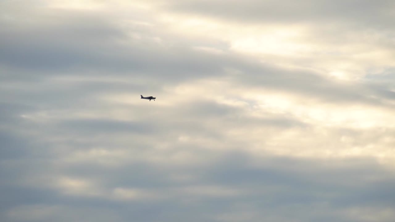 슬로우 모션으로 비행기가 날아간다 2