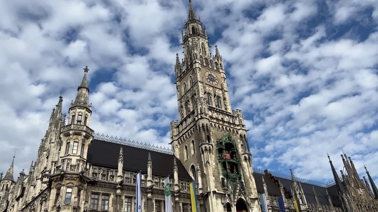 alemania muestra solidaridad con ucrania e israel con banderas en la frauenkriche marienplatz de múnich