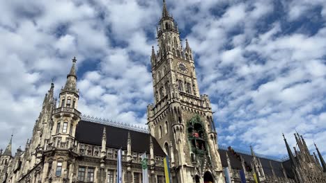 Alemania-Muestra-Solidaridad-Con-Ucrania-E-Israel-Con-Banderas-En-Frauenkriche-Marienplatz-Munich