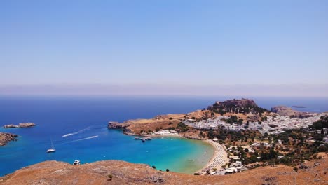 Vista-Panorámica-De-La-Playa-Y-La-Ciudad-De-Lindos-En-La-Isla-De-Rodas,-Grecia---Toma-Aérea-De-Drones