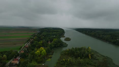 Volando-Sobre-Un-Río-Mientras-Se-Acerca-La-Tormenta