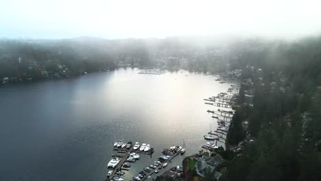 Magnífica-Toma-De-Cala-Profunda-En-El-Norte-De-Vancouver-En-Bc-Canadá-En-Un-Día-De-Niebla-Con-Hermosos-Reflejos-En-El-Agua: