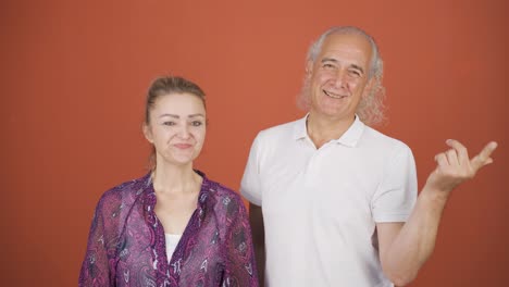 la pareja dando el mensaje de usar tu mente.