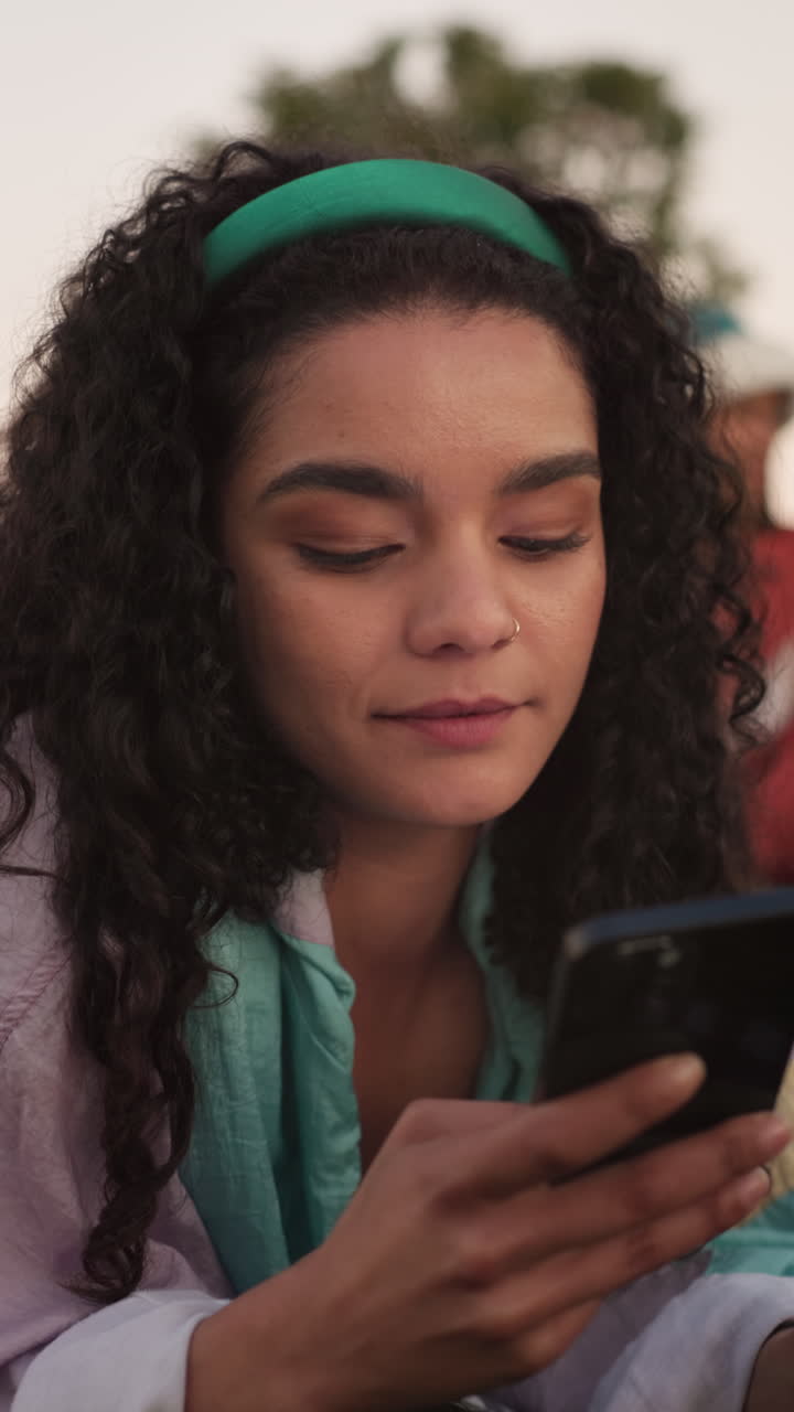 Volto, telefono e donna felice che digita