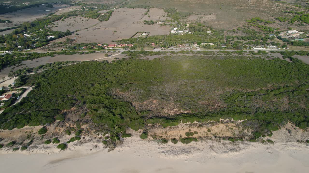 vista aérea de la ciudad rural de tarifa en la costa española