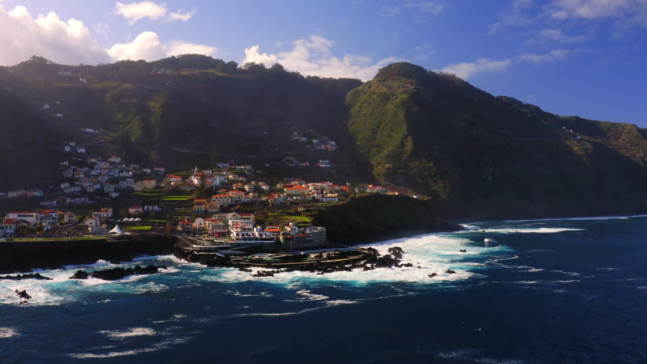 piscina naturale a porto moniz, isola di madeira e gigantesca parete rocciosa invasa sullo sfondo