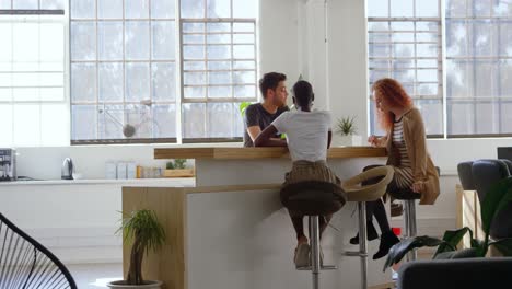 joven equipo de negocios de raza mixta planeando y sentado en la cafetería de una oficina moderna 4k