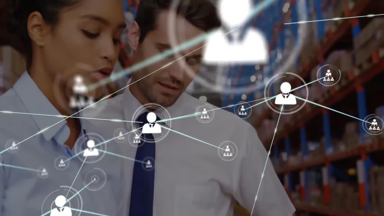 animación de la red de perfiles sobre el supervisor caucásico masculino y femenino discutiendo en el almacén.
