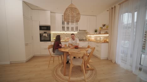 una pareja enamorada haciendo un sándwich en la cocina de la sala de estar