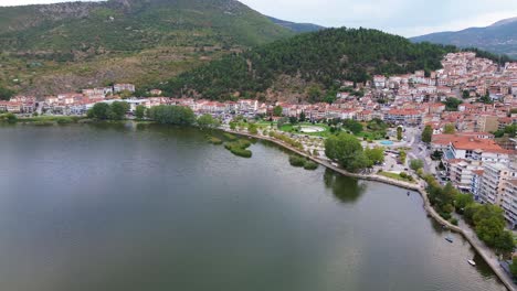 Kastoria,-Griechenland-Von-Oben:-Eine-Drohnenexpedition-Tagsüber-über-Den-Ruhigen-See-Und-Die-Städtischen-Wunder