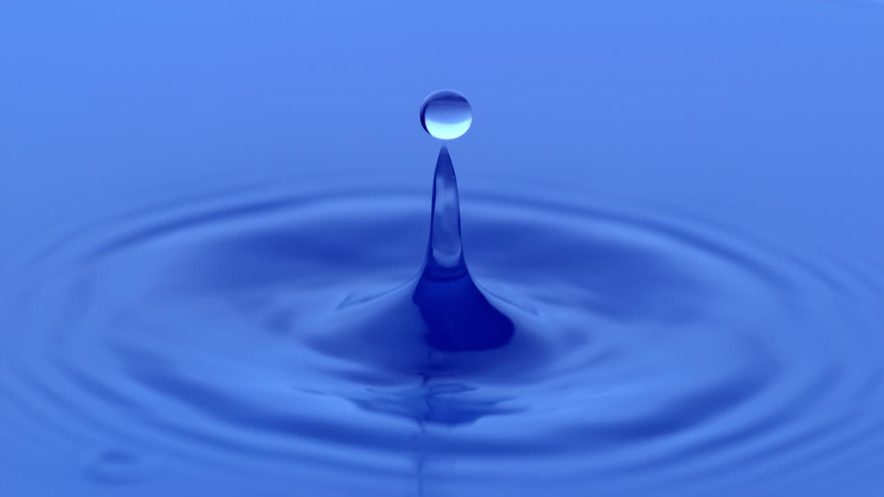 천천히 움직이는 물방울