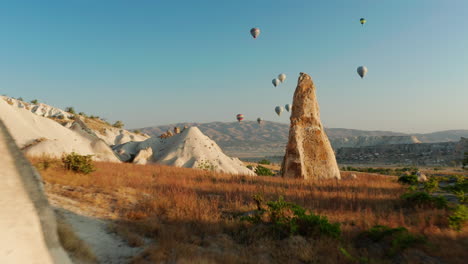 Dolly-Im-Schuss-Von-Heißluftballons,-Die-über-Göreme,-Kappadokien,-Türkei-Fliegen