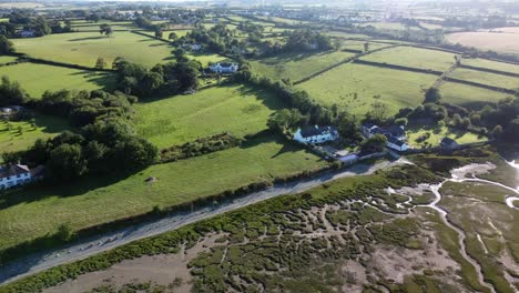 Vista-Aérea-Mirando-Hacia-Abajo-Traeth-Coch-Pentraeth-Campo-De-Tierras-De-Cultivo-Con-Casas-De-Vacaciones-A-Lo-Largo-De-Salt-Marsh