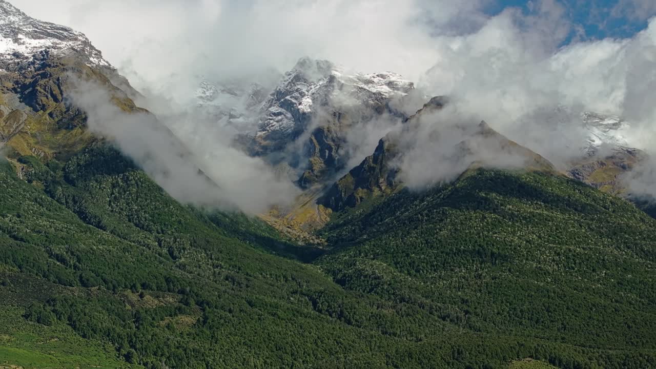 las nubes rodan siguiendo los contornos de las escarpadas y majestuosas selvas de haya de las montañas de glenorchy.