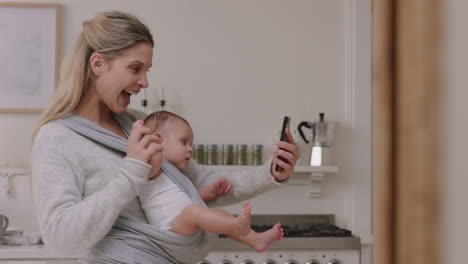madre y bebé felices chateando por video usando un teléfono inteligente madre sosteniendo a su bebé disfrutando de compartir el estilo de vida de la maternidad en las redes sociales