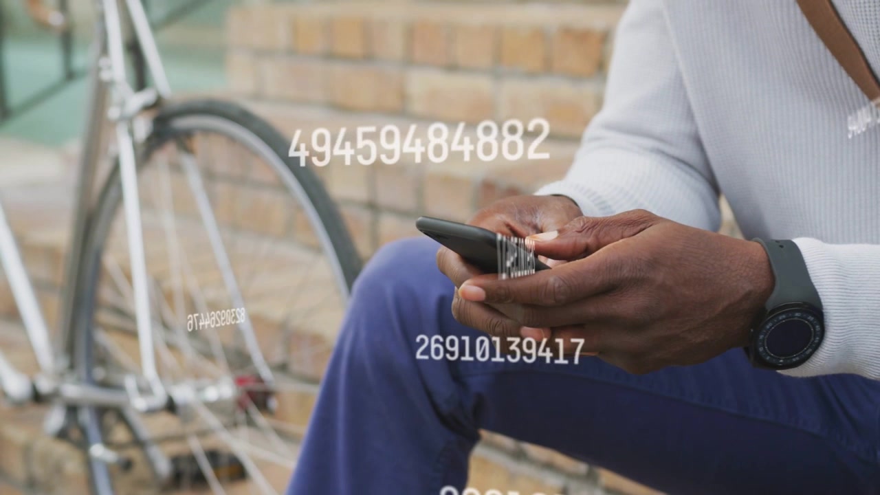 Uomo maturo seduto sui gradini che tiene in mano il telefono, toccando e facendo fluttuare numeri finanziari sopra il telefono.