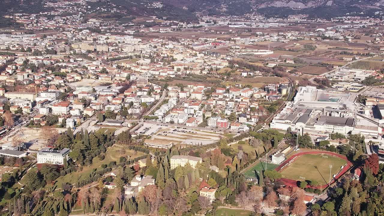 Vista sulle montagne alpine e sulla città nelle Alpi italiane durante il giorno