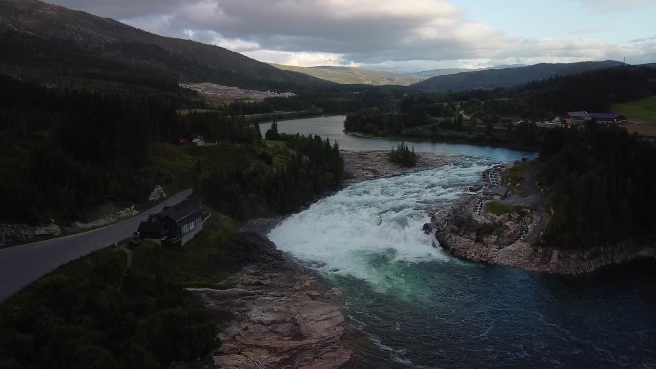 volando alrededor de una gran cascada en noruega llamada laksforsen