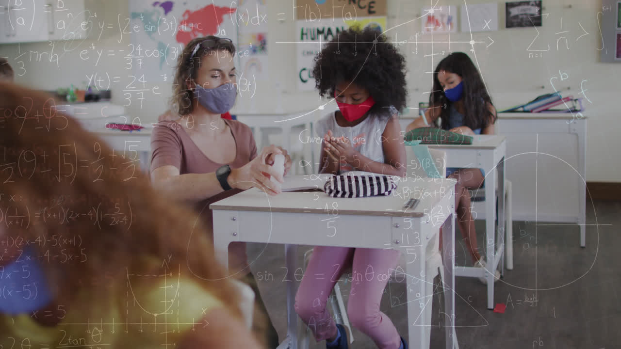 얼굴 마스크를 착용한 다양한 학교 어린이와 교사를 대상으로 수학 방정식의 애니메이션