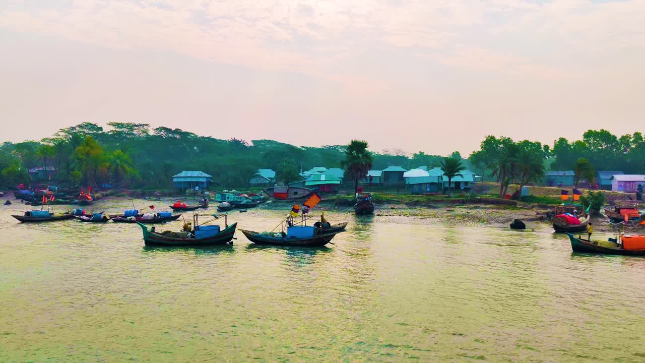 barcos tradicionales de madera navegando en el río cerca de la aldea de pescadores en sundarban, bangladesh