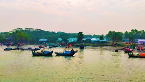 Barcos-De-Madera-Tradicionales-Navegando-Por-El-Río-Cerca-Del-Pueblo-Pesquero-De-Sundarban,-Bangladesh