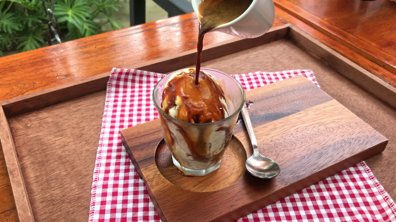 바닐라 아이스크림에 커피를 부어 아포가토 커피 만들기