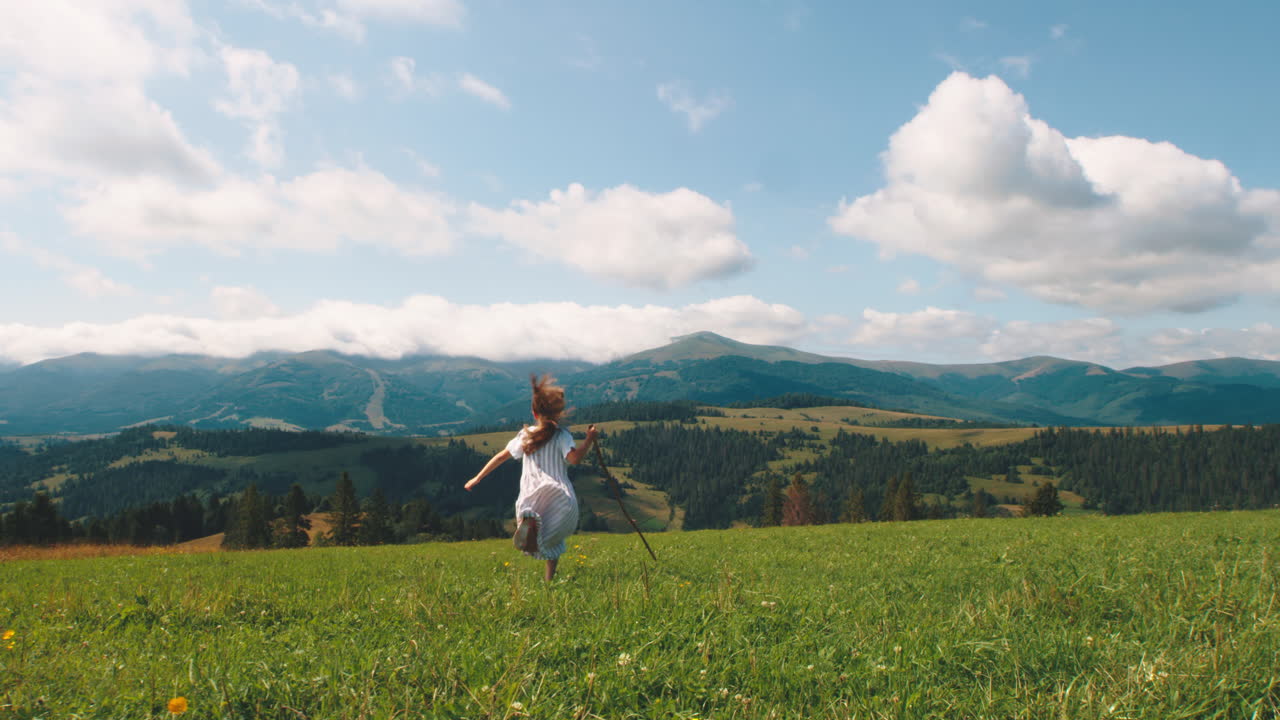 산에서 하이킹하는 여자