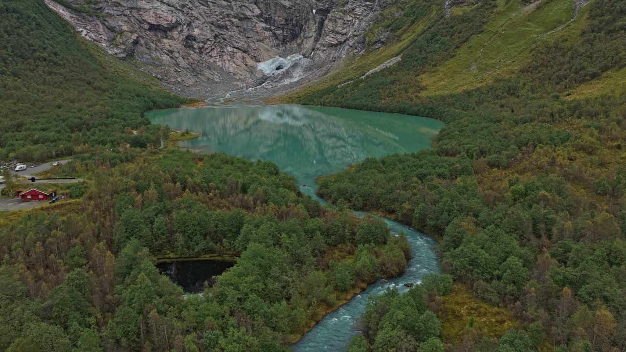 Sorvolo diurno del ghiacciaio Boyabreen rivela dettagli ghiacciati nella regione montuosa norvegese