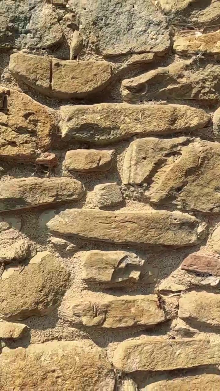 Vista ravvicinata di un muro di pietra rustico