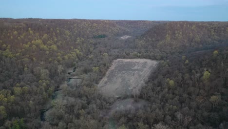 vista aérea de un valle con bosque y río