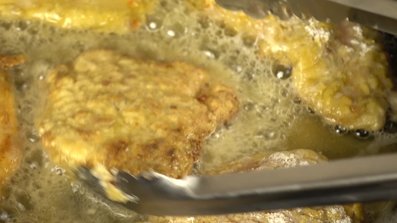 Tilberedning af en kyllingekotelet på en støbejernspande.