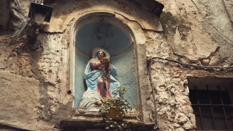 estatua religiosa en una pared de un antiguo edificio