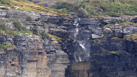 fuertes vientos soplan la cascada y no dejan caer el agua