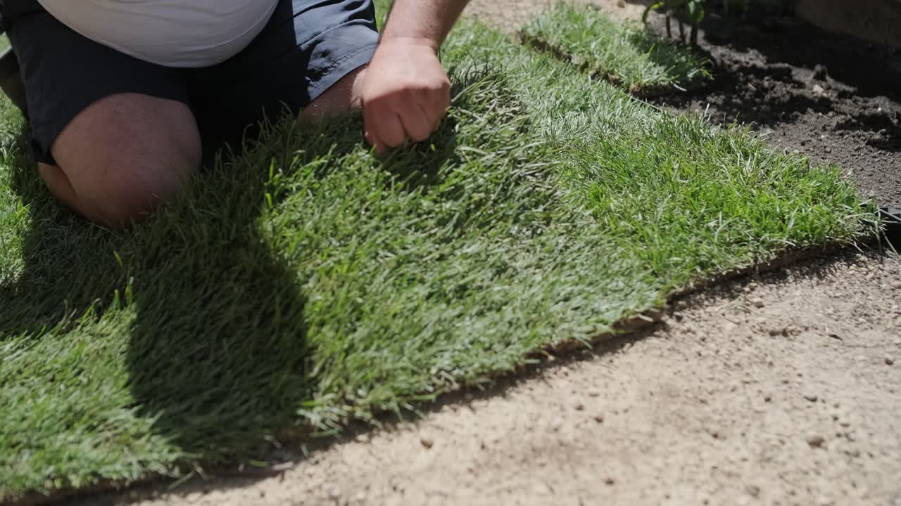 정원사 가 자연 잔디 잔디 를 굴러 놓고 있다