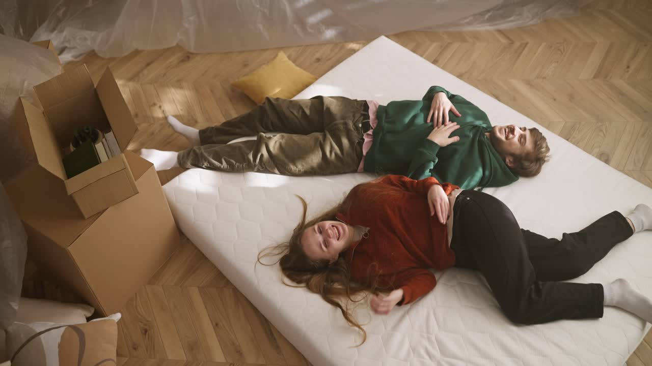 행복한 커플이 집에 들어갑니다.