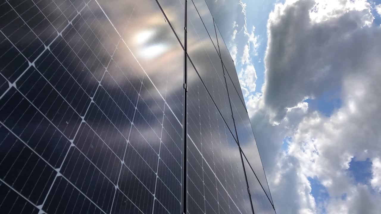 lapso de tiempo fotovoltaico del panel solar de las nubes que pasan rápidamente en el cielo cubriendo la luz del sol alterando la eficiencia del sistema de carga