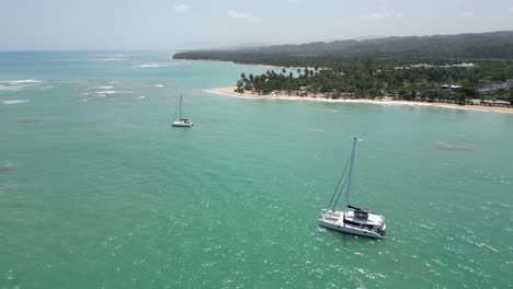 Luxuriöse-Katamarane-Im-Türkisfarbenen-Wasser-Am-Punta-Popy-Beach-In-Las-Terrenas-Auf-Der-Karibikinsel-Dominikanische-Republik