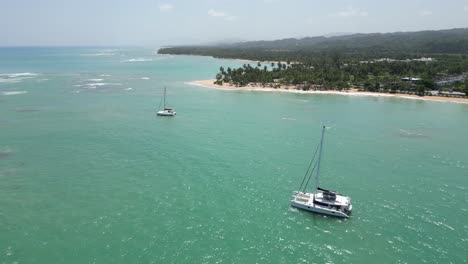 catamaranes de lujo en las aguas turquesas de la playa de punta poppy en las terranas, en la isla caribeña de la república dominicana.