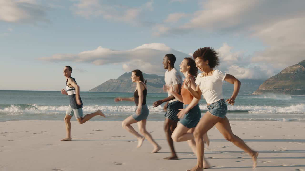 친구들이 해변에서 경주를 하고 있습니다.