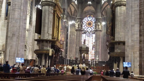 gente adorando dentro de la iglesia catedral