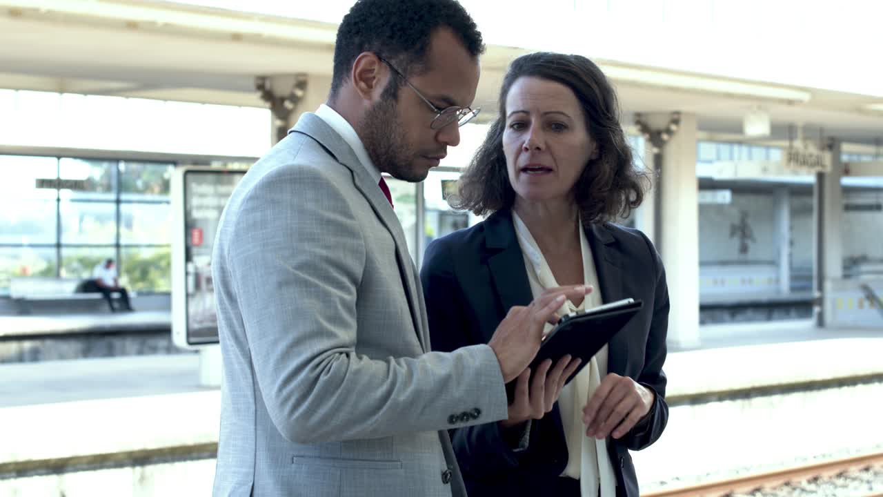 personas de negocios serias que usan tabletas digitales